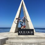 自転車の旅人 ❗️ 聖地で❣️ バンザイ ‼️